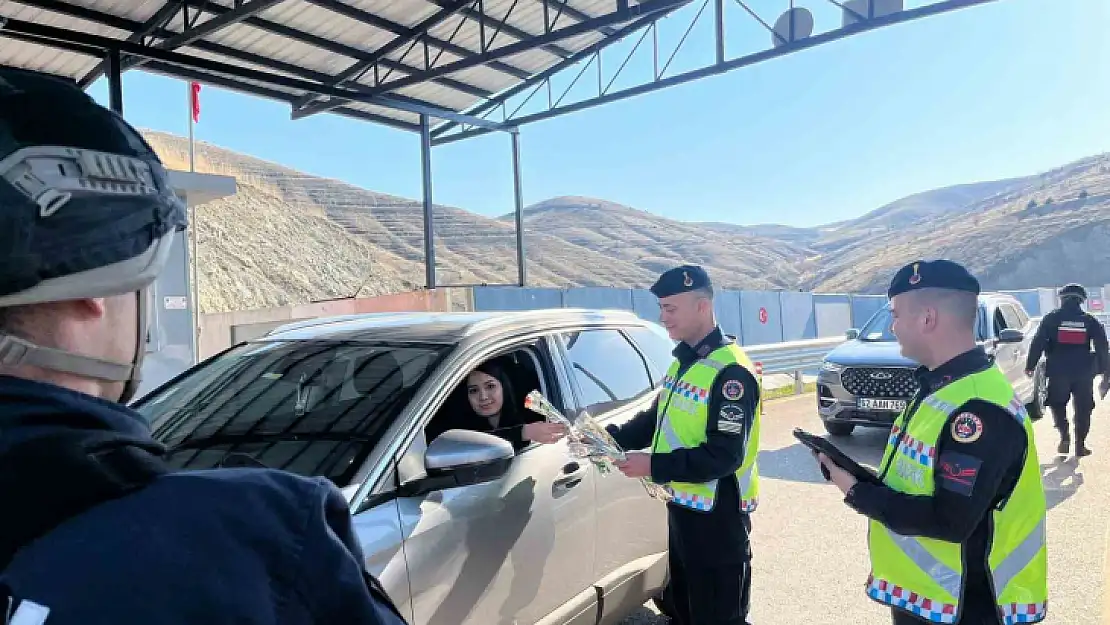 Trafik jandarma ekipleri kadın sürücülere karanfil hediye etti