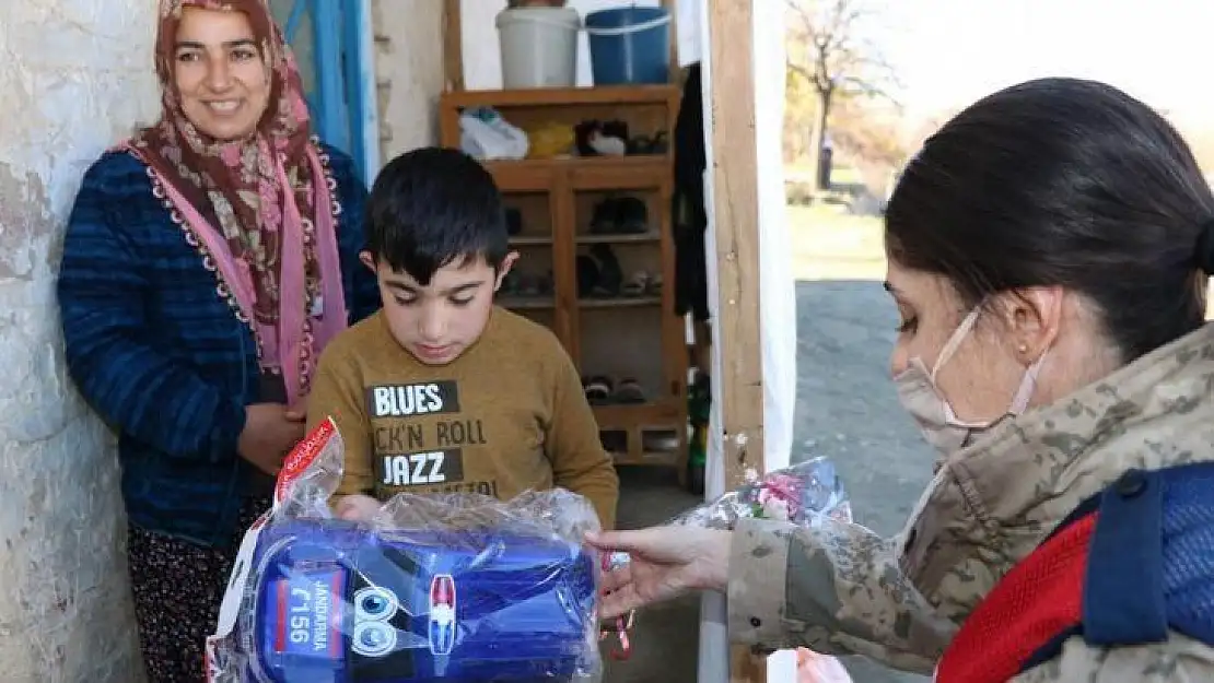 Jandarma ekipleri özel çocukları unutmadı