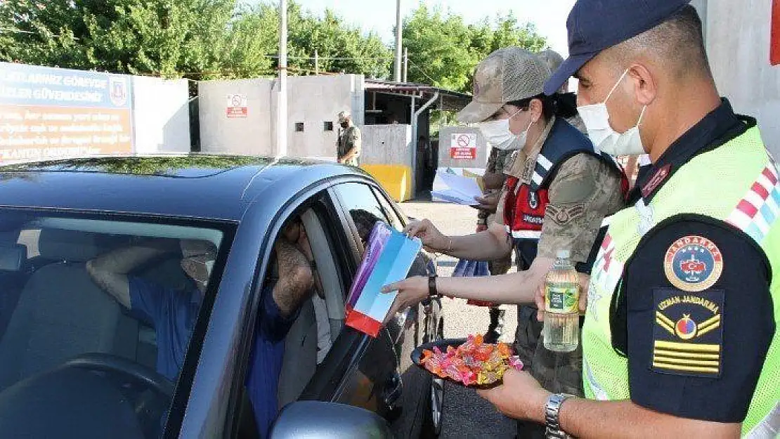 Jandarmadan bayramda şeker ve kolonyalı uygulama