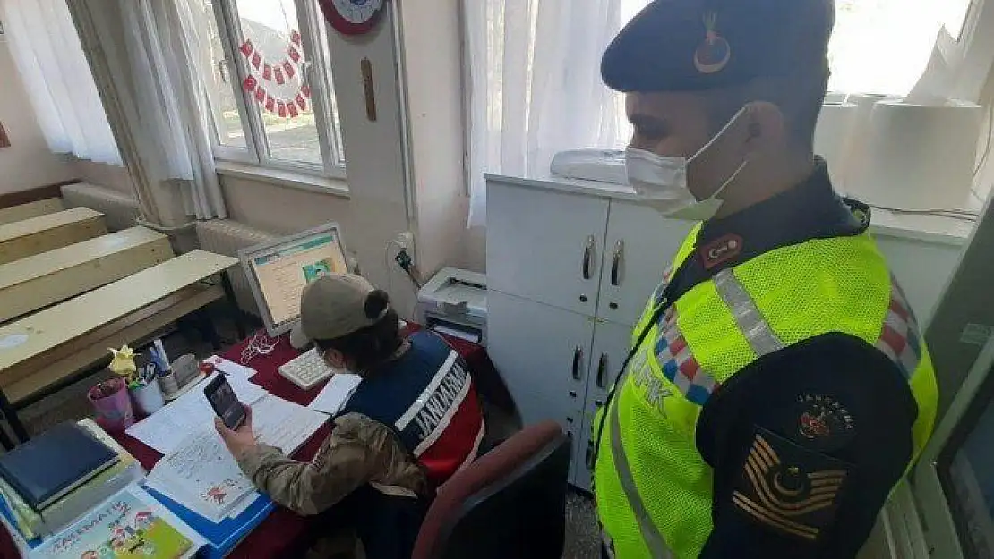 Jandarmadan öğrencilere EBA üzerinden eğitim