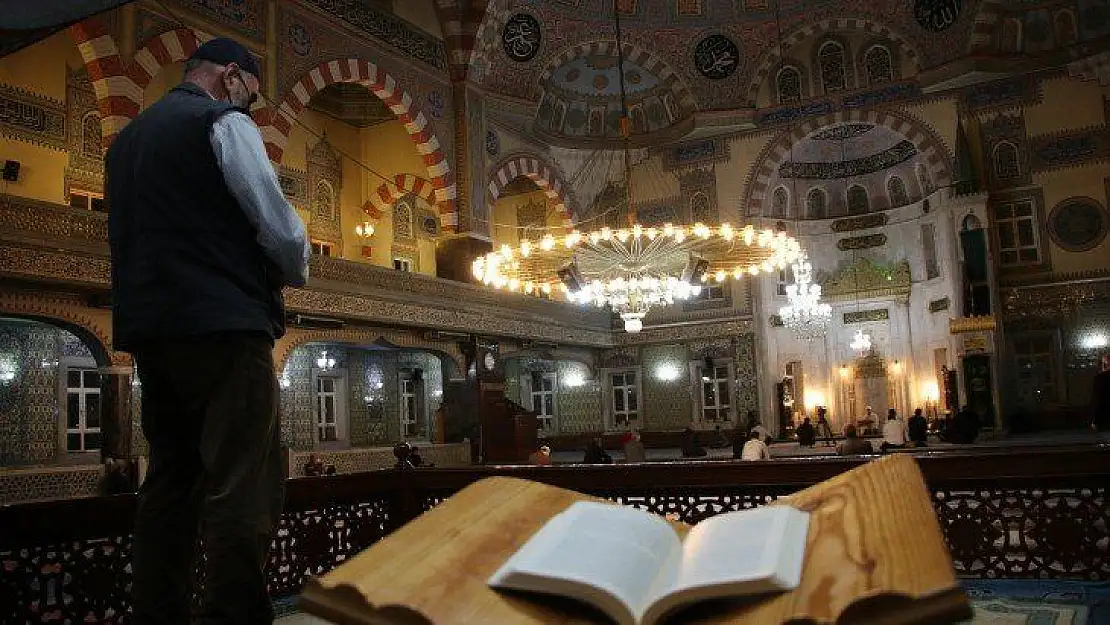 Kadir Gecesi'nde eller semaya açıldı