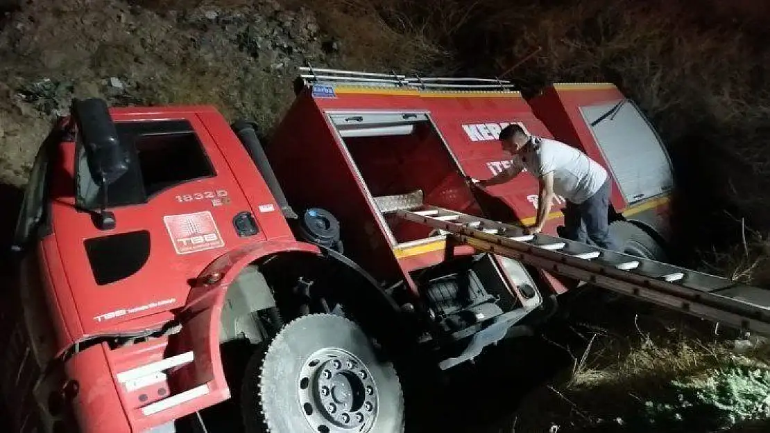 Kamyon kazasına giden itfaiye aracı şarampole devrildi