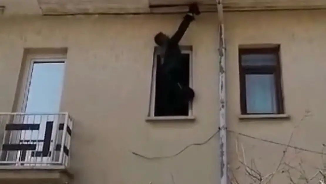 Sıkışan kargayı itfaiye kurtardı