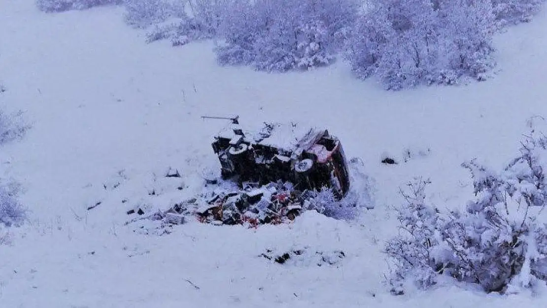 Karlı yolda, kamyonet şarampole devrildi:1 yaralı