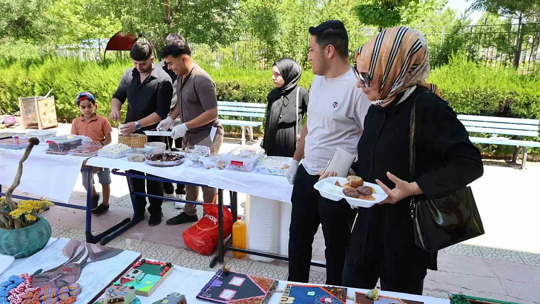 Karnelerini aldılar, yardım için okulu terk etmediler