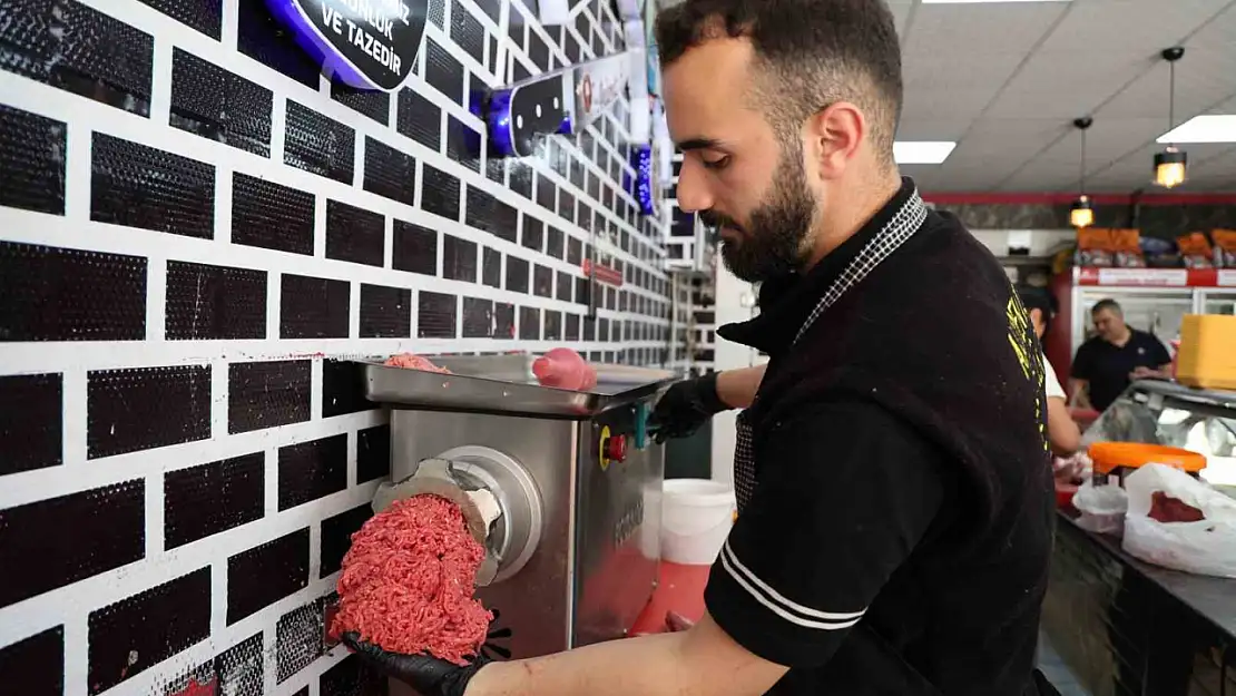 Kasapların kıyma mesaisi sürüyor