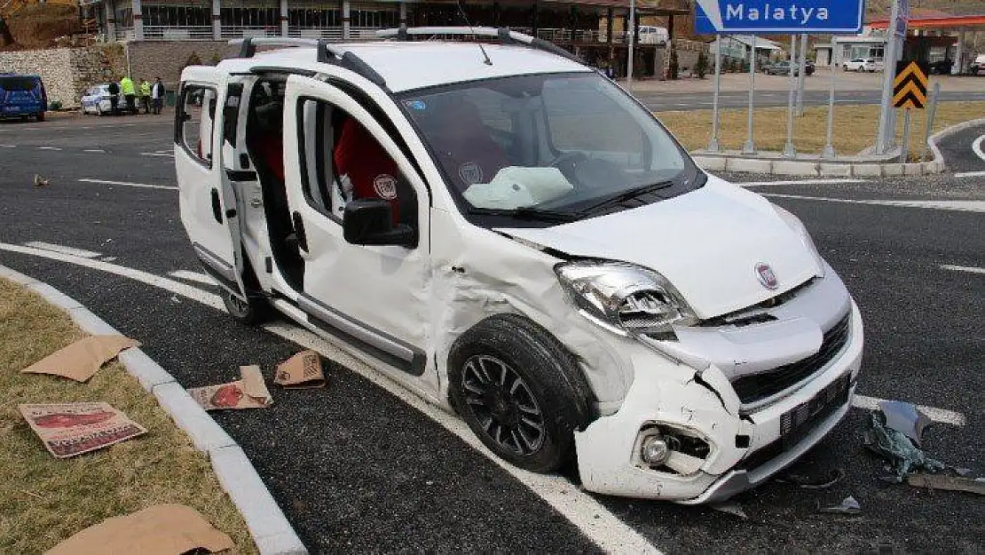Otomobil ile Hafif Ticari Araç Çarpıştı: 6 Yaralı
