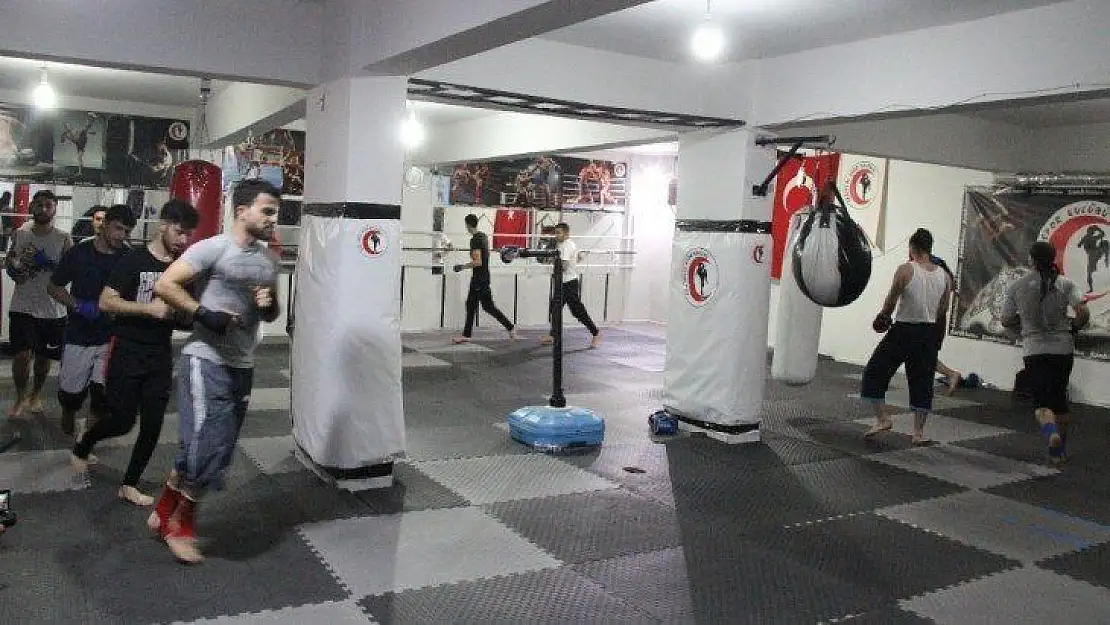 Kick boksçular, dan sınavlarına hazırlanıyor