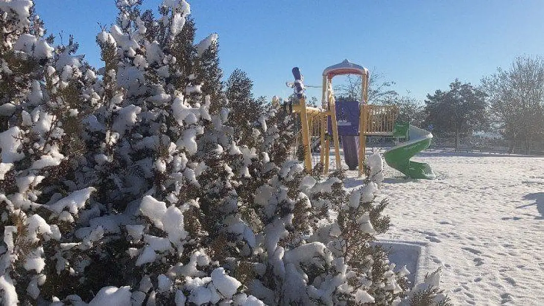 Elazığ Güne Karla Uyandı