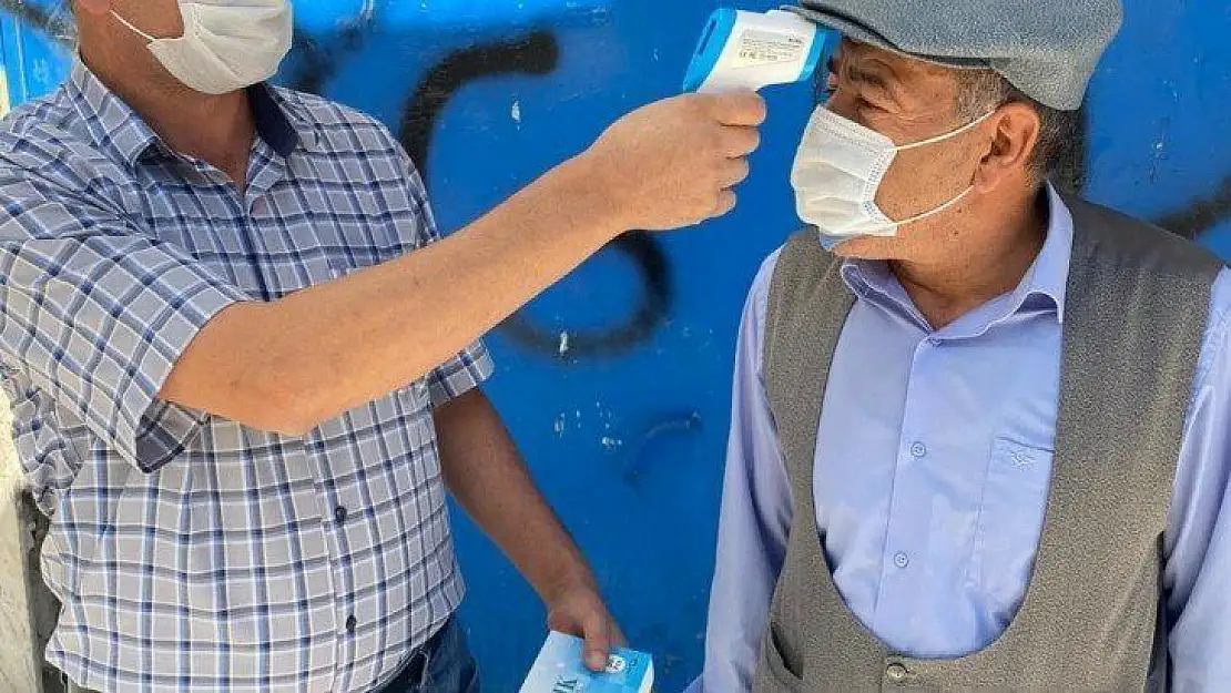 Köy muhtarı kapı kapı gezerek ateş ölçüyor, maske dağıtıyor
