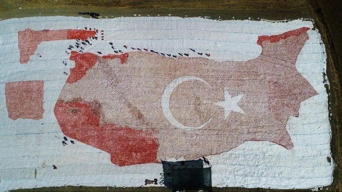 Kurutmalık domateslerle hem Elazığ haritası, hemde ay-yıldız oluşturuldu