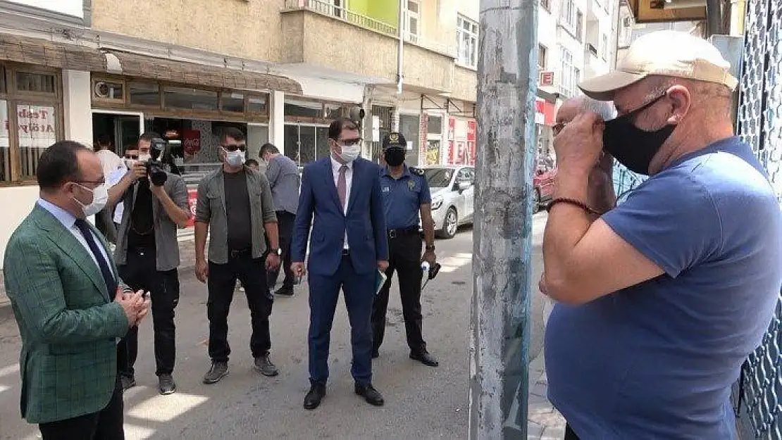 Maskeyi düzgün takmayanları gören Vali uyardı: 'Virüs yakaladığı anda yatırıyor'