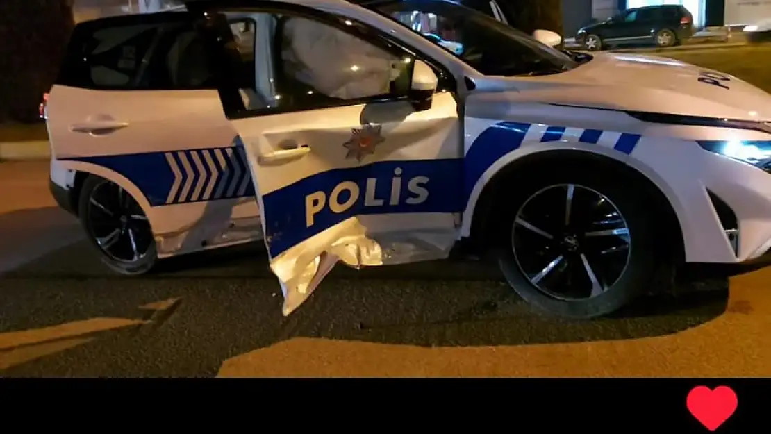 Hafif Ticari Araç Polis Aracıyla Çarpıştı