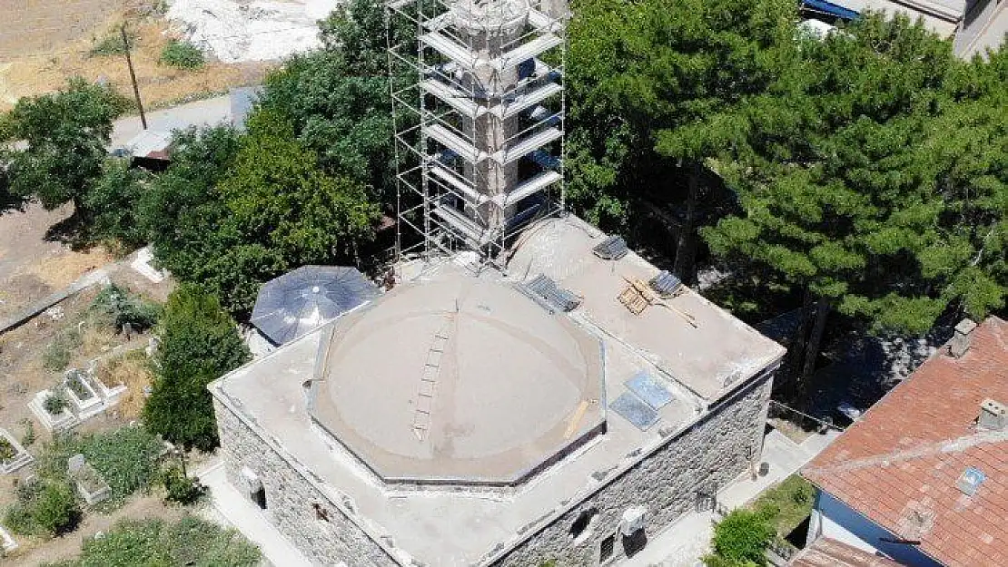 Minare restorasyonu leylekler için durduruldu