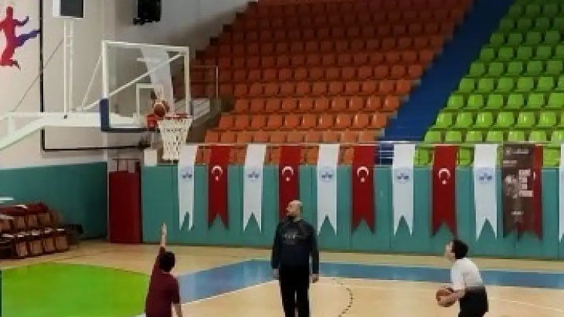 Attığı top, potada 'asılı' kaldı