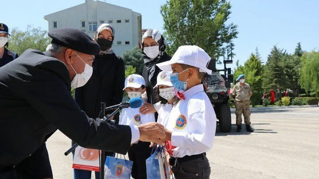 Minik öğrencilerden, jandarmaya anlamlı ziyaret