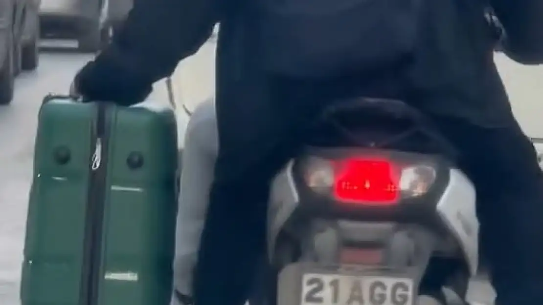 Motosiklet ile valiz taşıma yönetimi görenleri şaşırttı