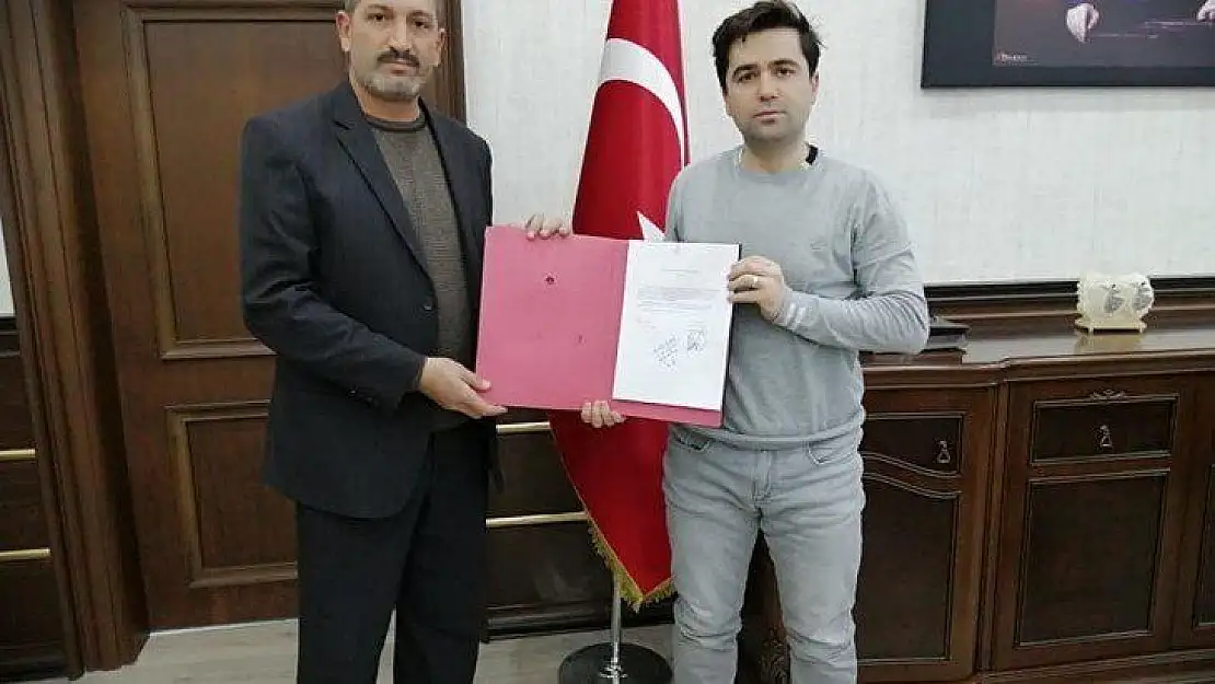 Muhtar, bir yıllık maaşının yarısını çocuklar ve sokak hayvanları için bağışladı