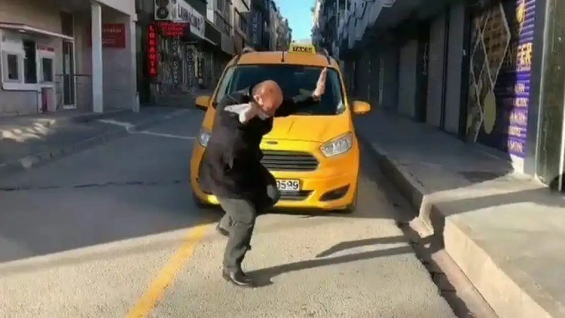 Müziğin ritmine kendini kaptıran taksici gülümsetti
