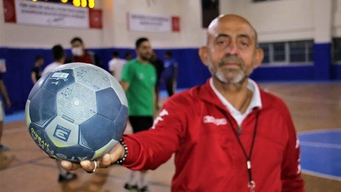 O öğrencilerinin öğretmeni değil, 'Fethi Babası'