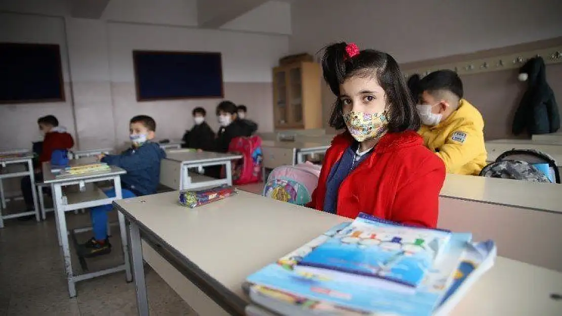 Orta riskli Elazığ'da yüz yüze eğitim başladı, öğrenciler ders başı yaptı