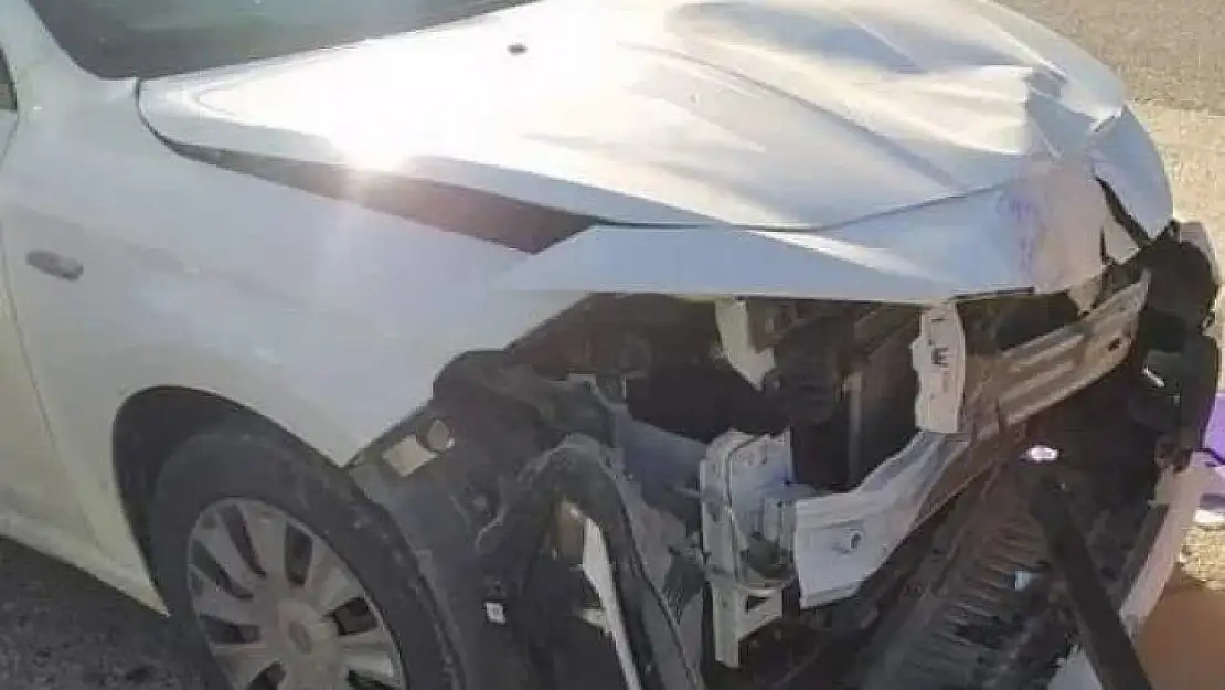 Otomobil ile  motosiklet çarpıştı