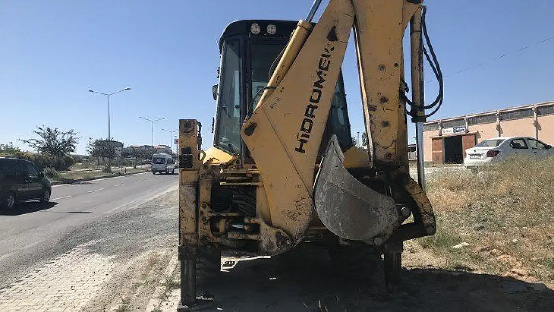 Otomobil kepçeye çaptı: 3 yaralı