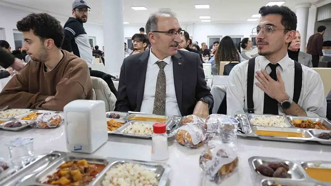 Rektör Göktaş öğrencilerle iftar açtı