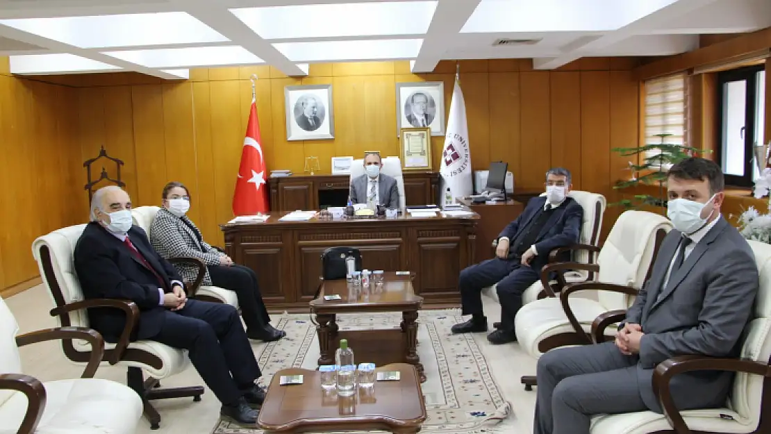 REKTÖR PROF. DR. GÖKTAŞ'TAN EMEKLİ OLAN ÖĞRETİM ÜYELERİNE TEŞEKKÜR PLAKETİ