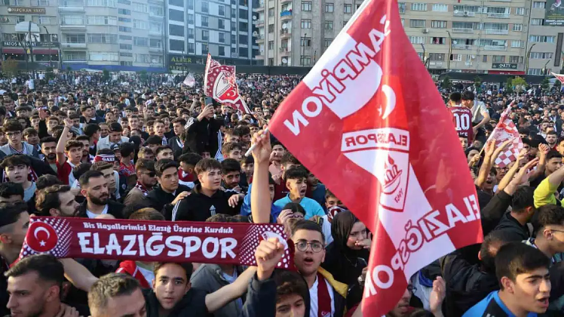 Şampiyonlar Ligi maçını aratmayan atmosfer, binlerce kişi bu maça kilitlendi