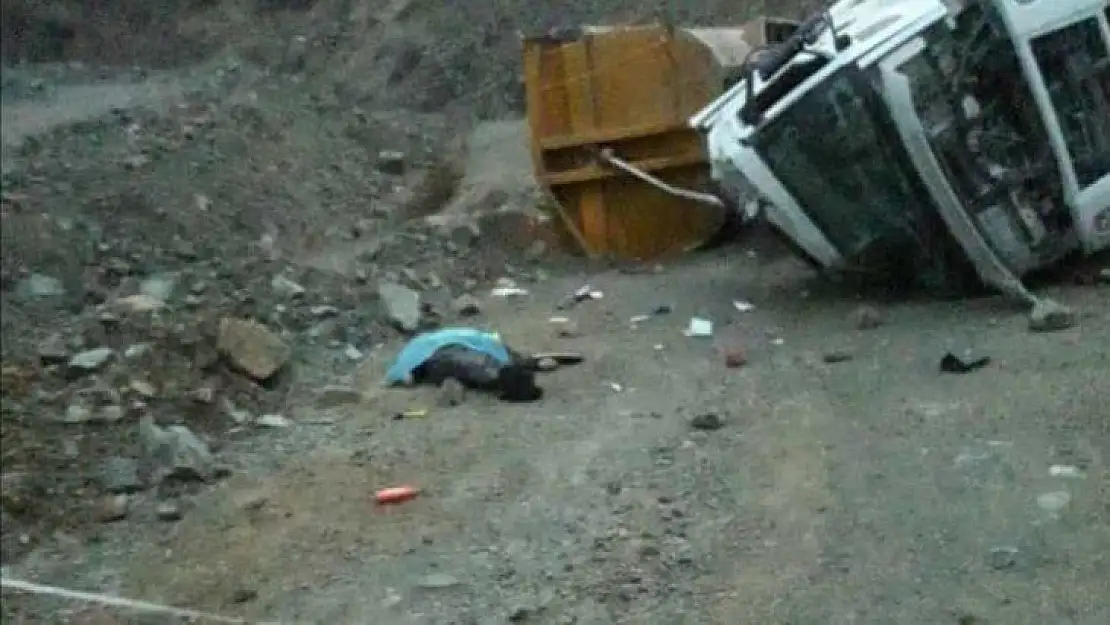 Şarampole Devrilen Tırın Sürücüsü Hayatını Kaybetti