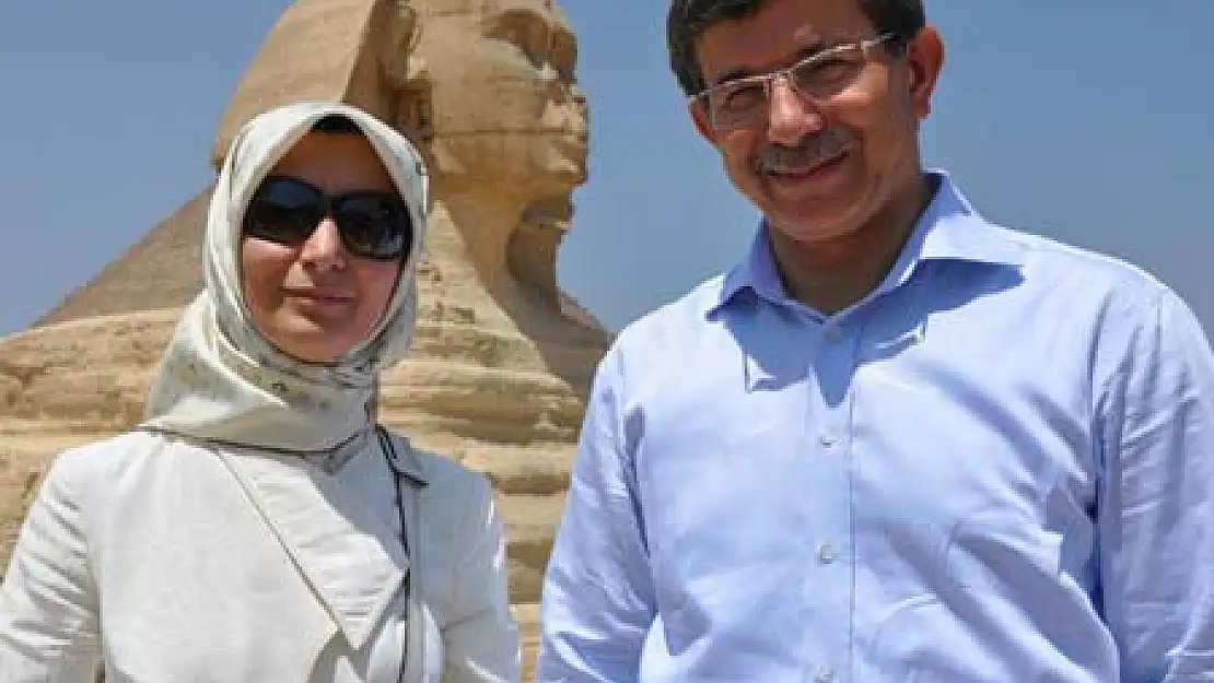 Davutoğlu'ndan Kitap Desteği