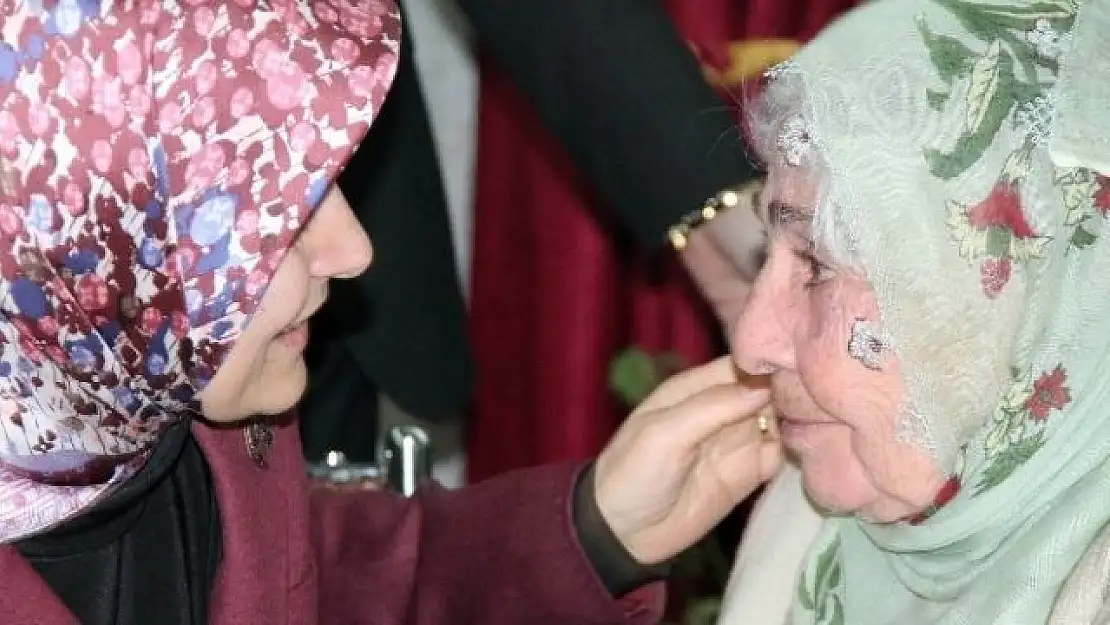 Sare Davutoğlu'ndan Huzurevi Ziyareti