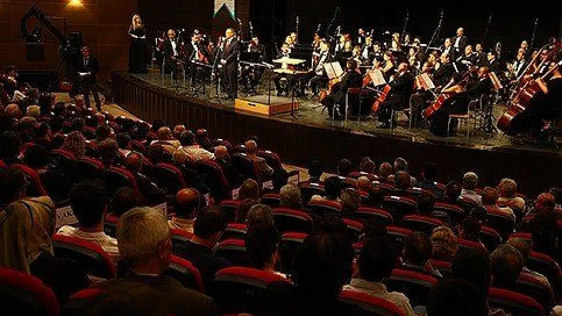 'Senfonik Türküler' Sahnelendi