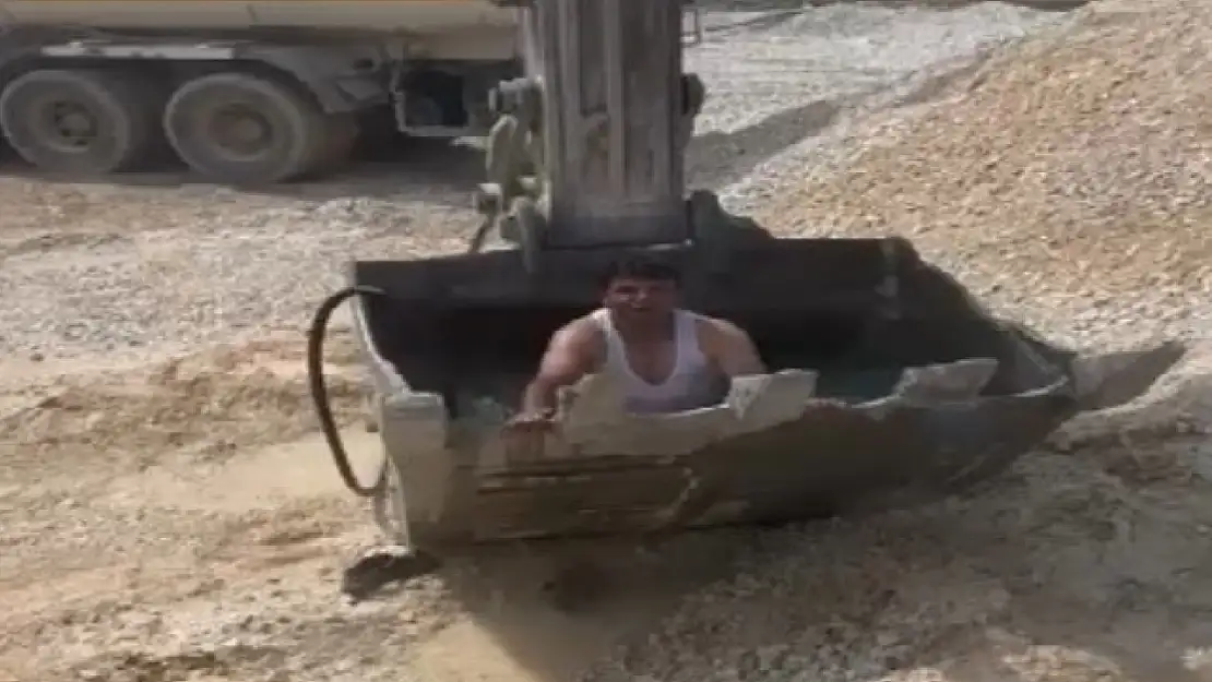 Sıcaktan bunalan işçiler kepçeyi havuza çevirdi