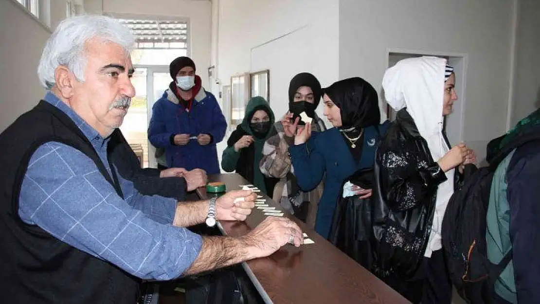 Sigarayı bıraktı topladığı parayla bin öğrenciye yemek fişi dağıttı