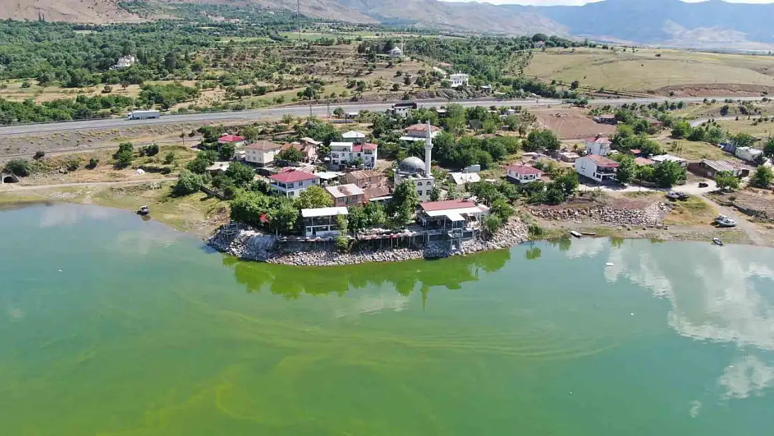 Yarımadaya dönüşen köy, eşsiz manzaraya büründü