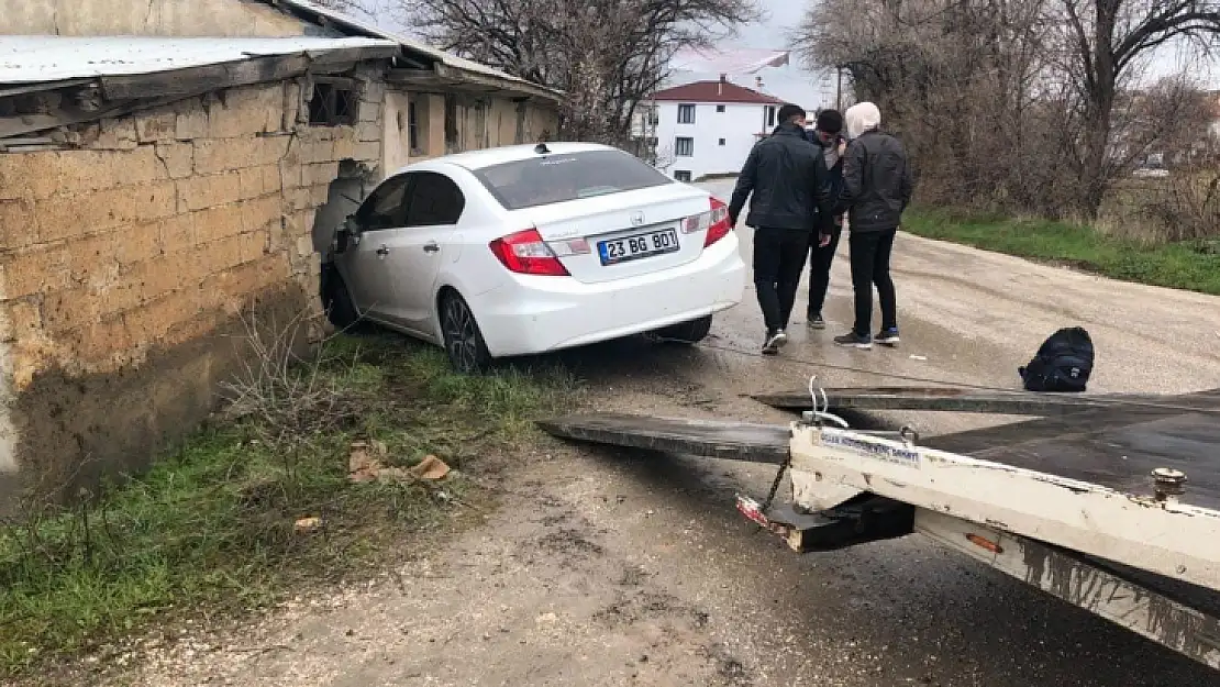 Sürücüsünün kontrolünden çıkan araç evin duvarına çarptı