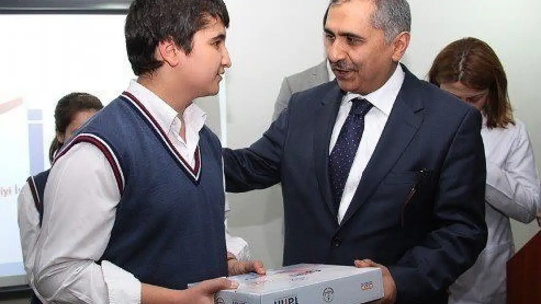 Öğrencilere Tablet Bilgisayar Dağıtıldı