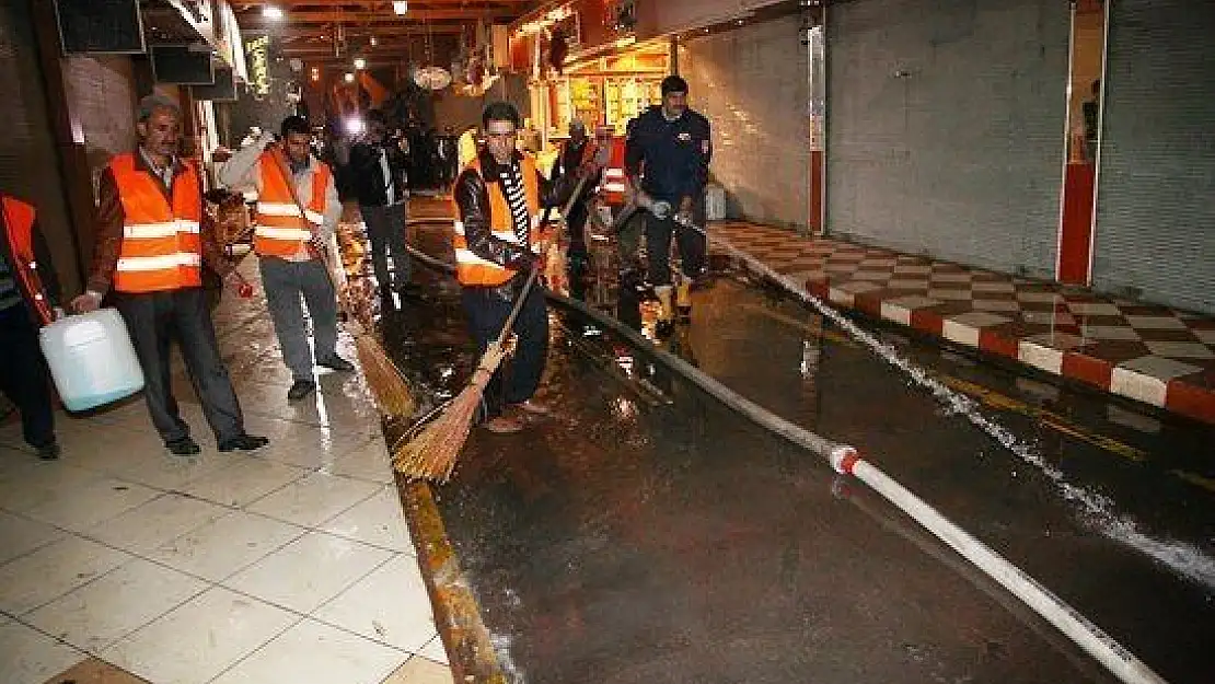 Kapalıçarşı Gül Suyuyla Yıkandı