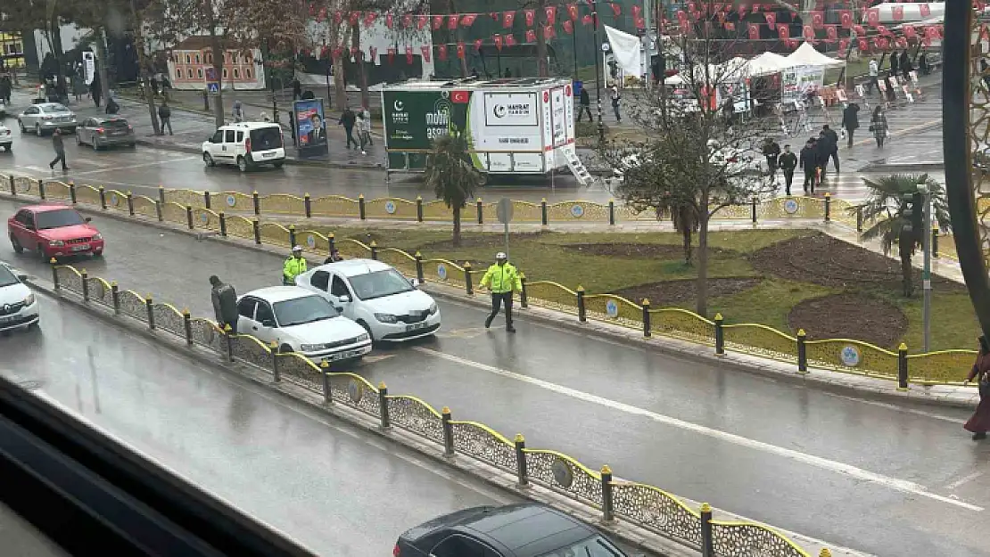 Trafikte arızalanan aracın yardımına polis ekipleri yetişti