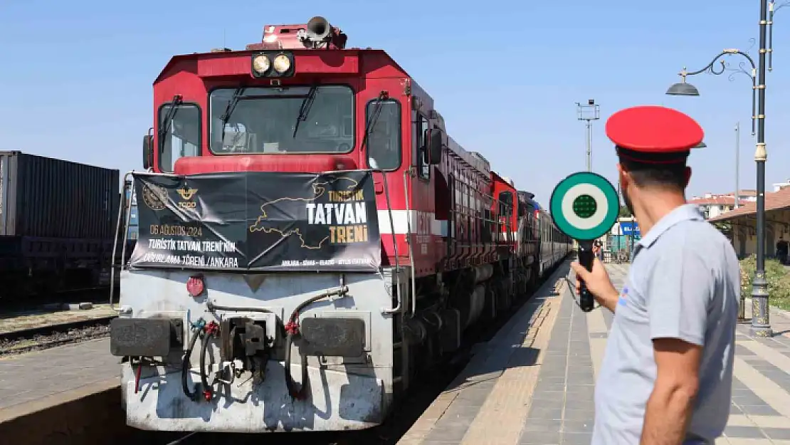 Turistik Tatvan treni Elazığ'da