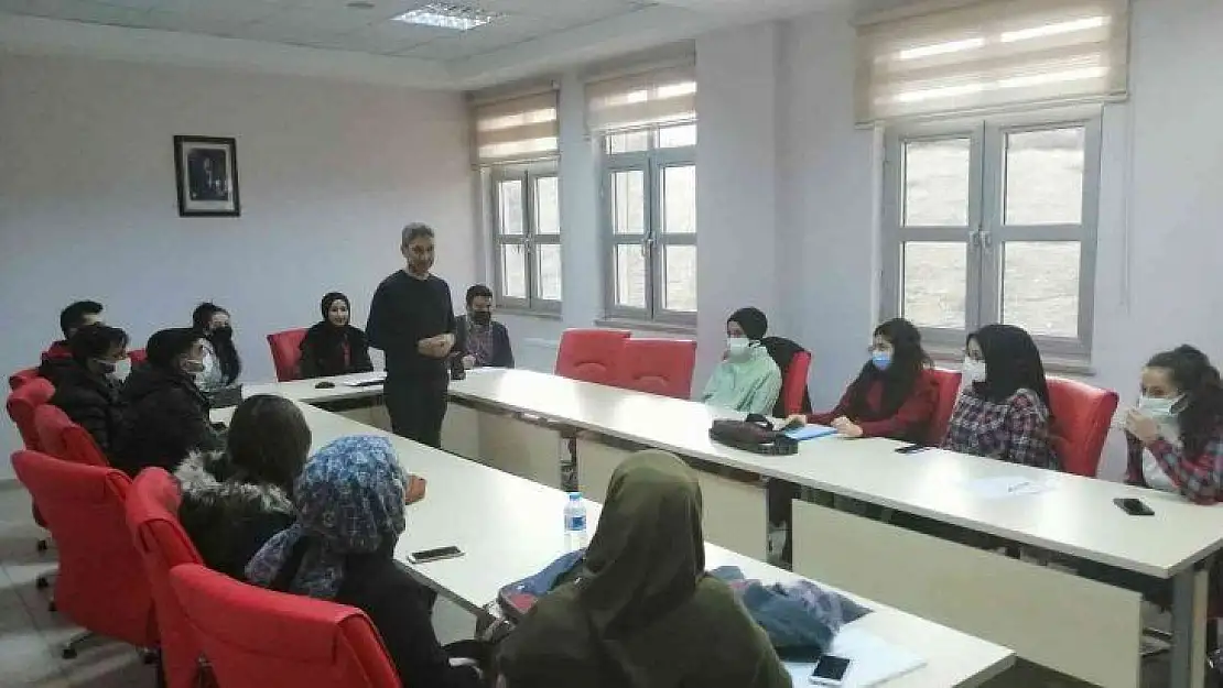 Üniversiti öğrencilerine seminer