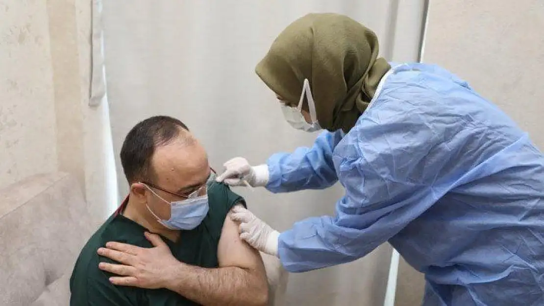 Vali Erkaya Yırık koronavirüs aşısı oldu