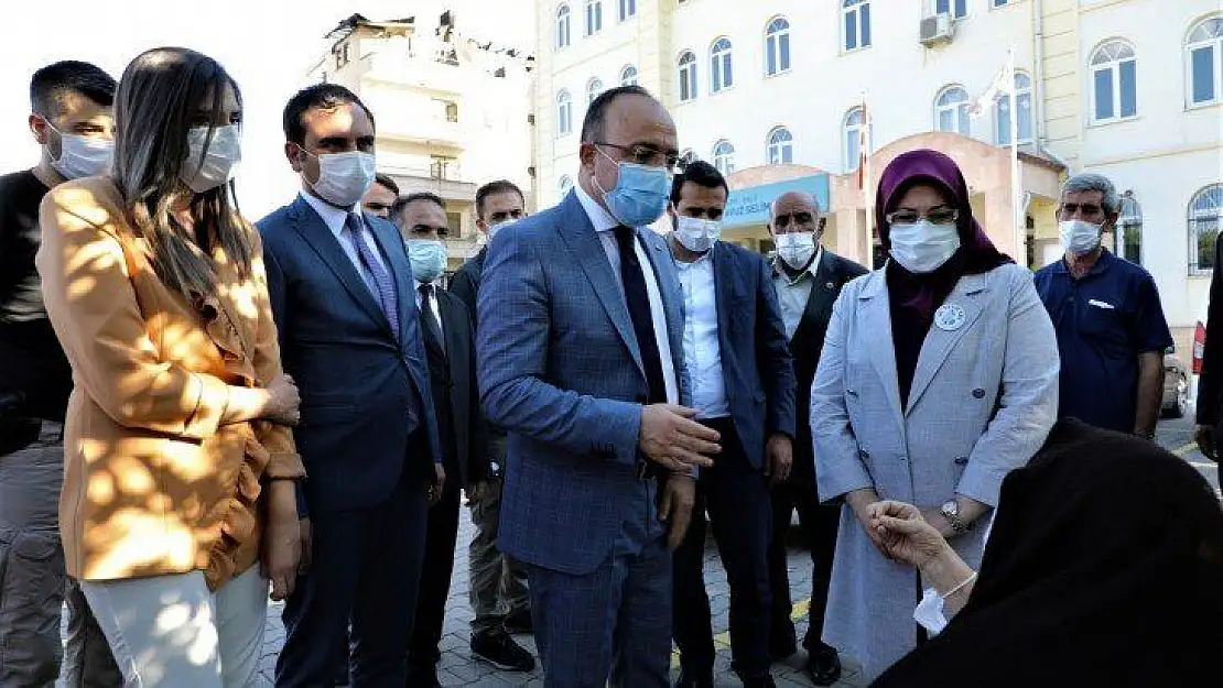 Vali Erkaya Yırık, Palu'da evi yanan  nineyi ziyaret etti