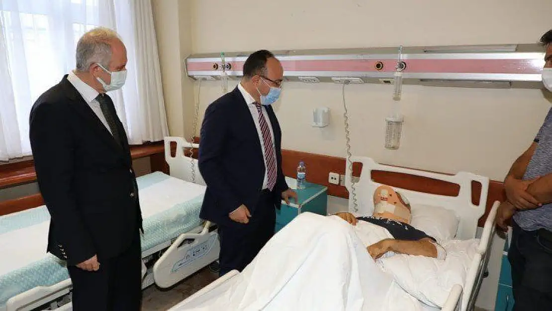 Vali Yırık, trafik kazasında yaralanan Dr. Öğr. Üyesi Dikici ile bir araya geldi