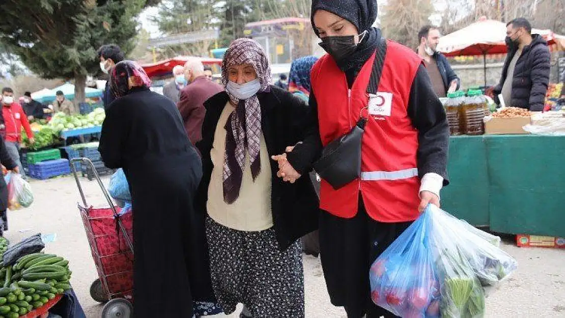 Vefalı gençler, pazara gitti yaşlılara yardım etti