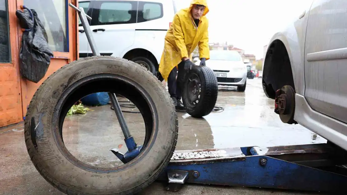 Yağış geldi, yasak başlamadan oto lastikçilerde yoğunluk başladı