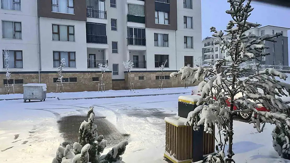 Yoğun kar nedeniyle Elazığ'da eğitime ara verildi