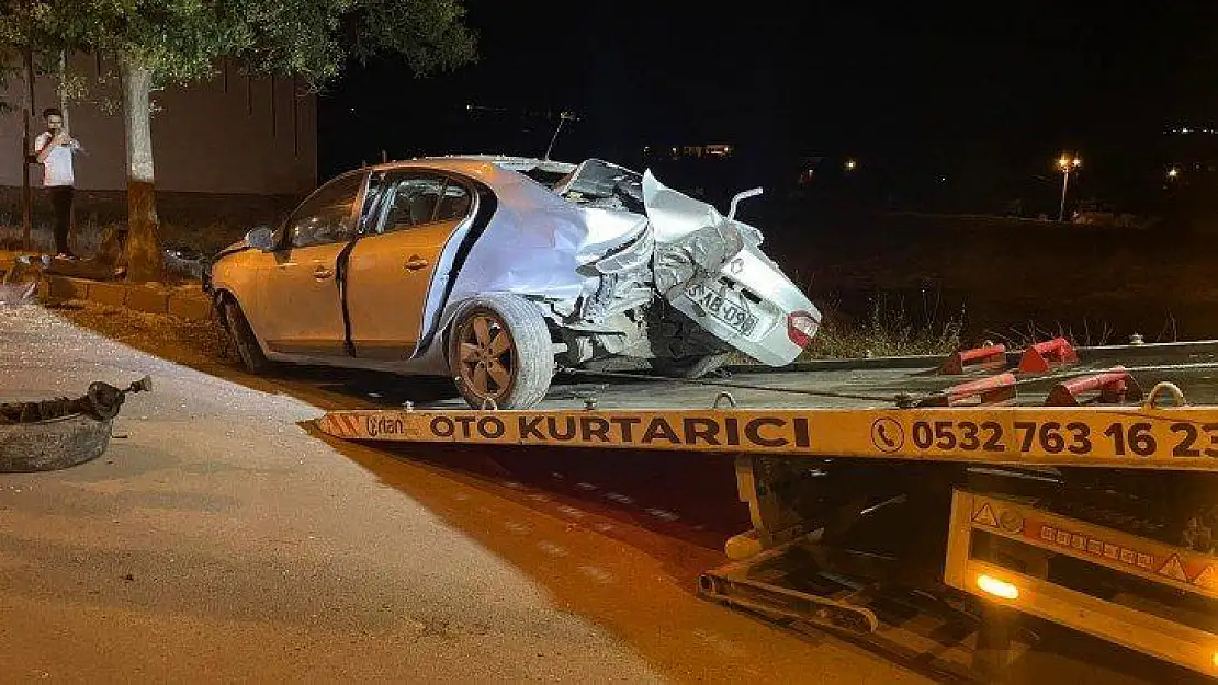 Yol kenarındaki ağaçlara çarpan otomobilden 2 yaralı